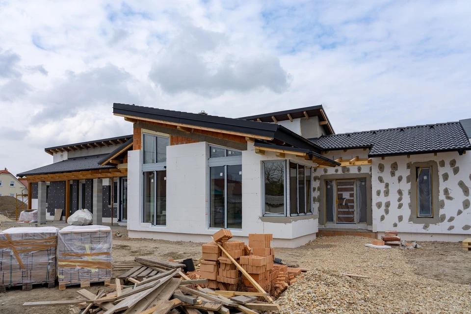 Maison moderne en construction avec isolation en polystyrène presque prête