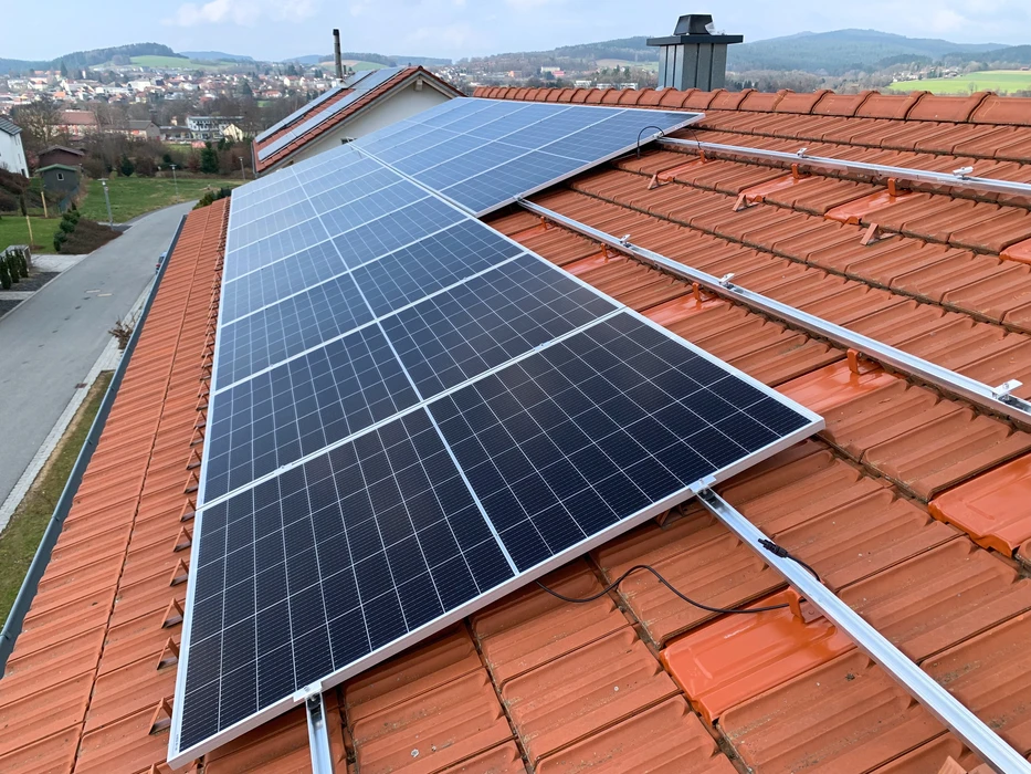 Panneaux solaires sur le toit d'une maison aux tuiles rouges