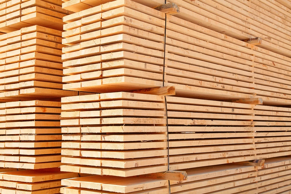 Pile de nouveaux clous en bois au chantier de bois