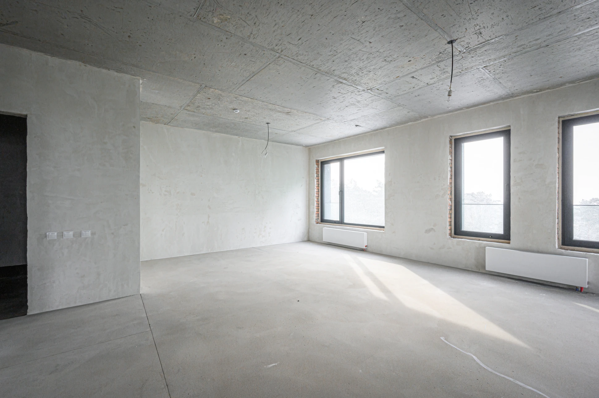 Sc&egrave;ne ext&eacute;rieure montrant une maison r&eacute;sidentielle avec &eacute;chafaudage m&eacute;tallique install&eacute; en fa&ccedil;ade pour travaux de r&eacute;novation