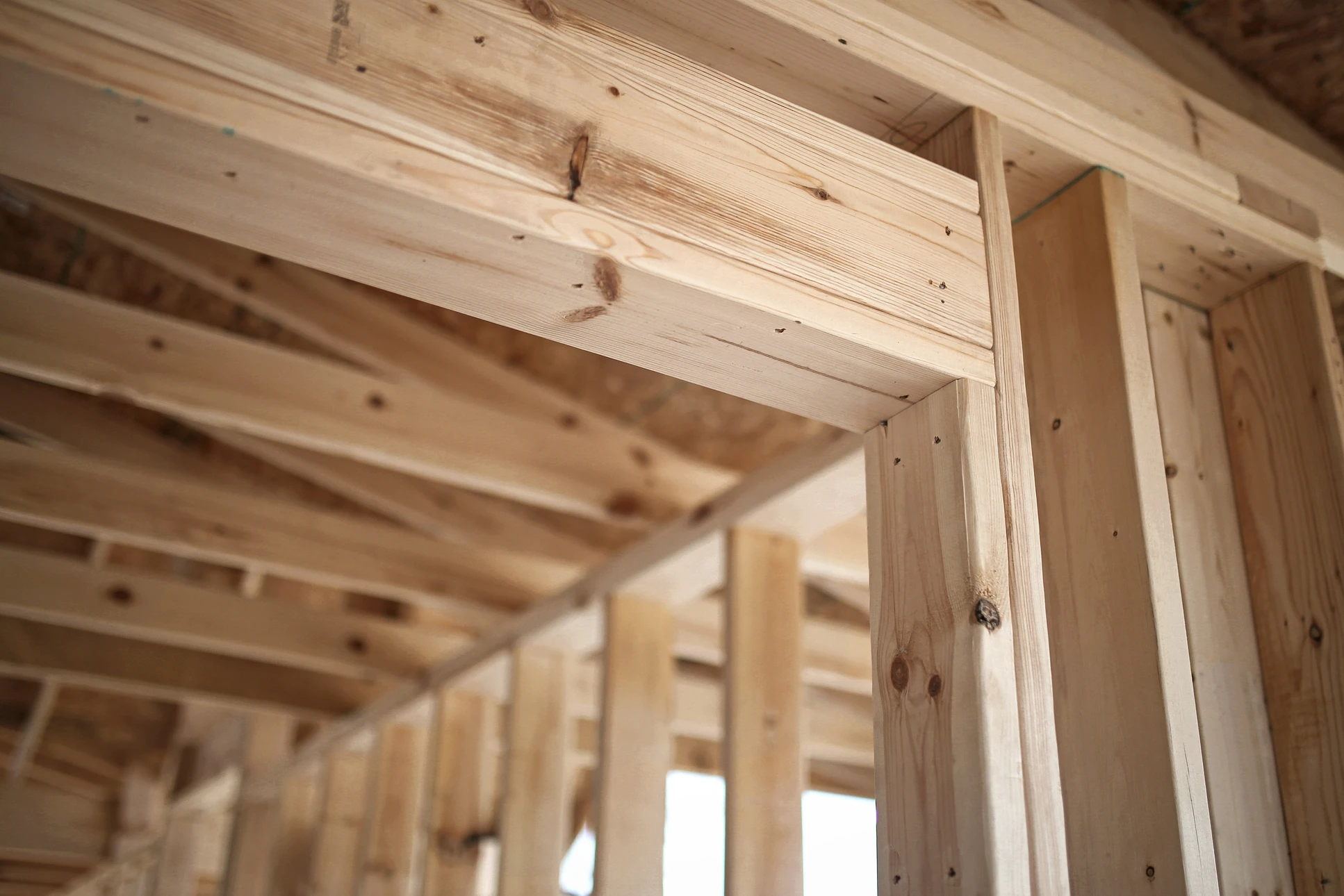 Maison moderne en construction avec bardage bois naturel et toiture ardoise grise