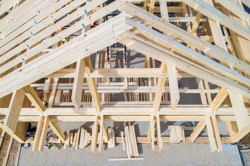Maison modulaire moderne avec terrasse en bois, façade mixte bardage bois et panneaux blancs, toiture plate végétalisée